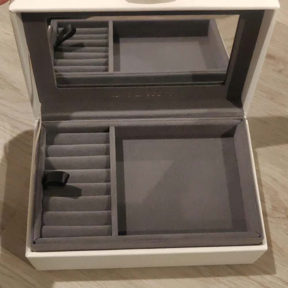 New!Kendra Scott White Jewelry Box with Golden Tone Logo Faux Leather